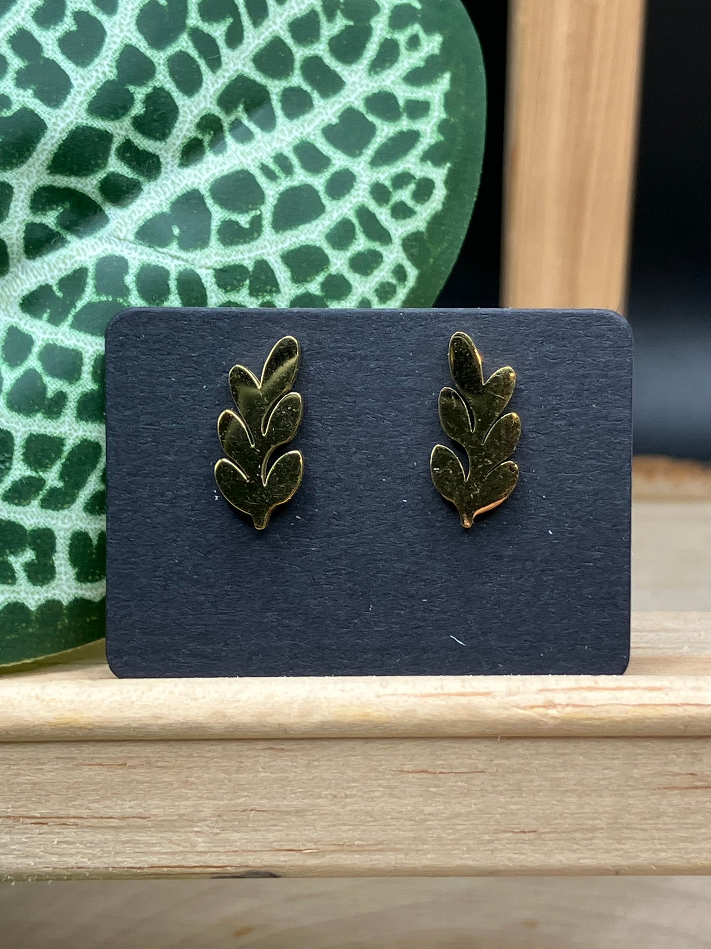 Bubbly Foliage Stud - Gold Tone