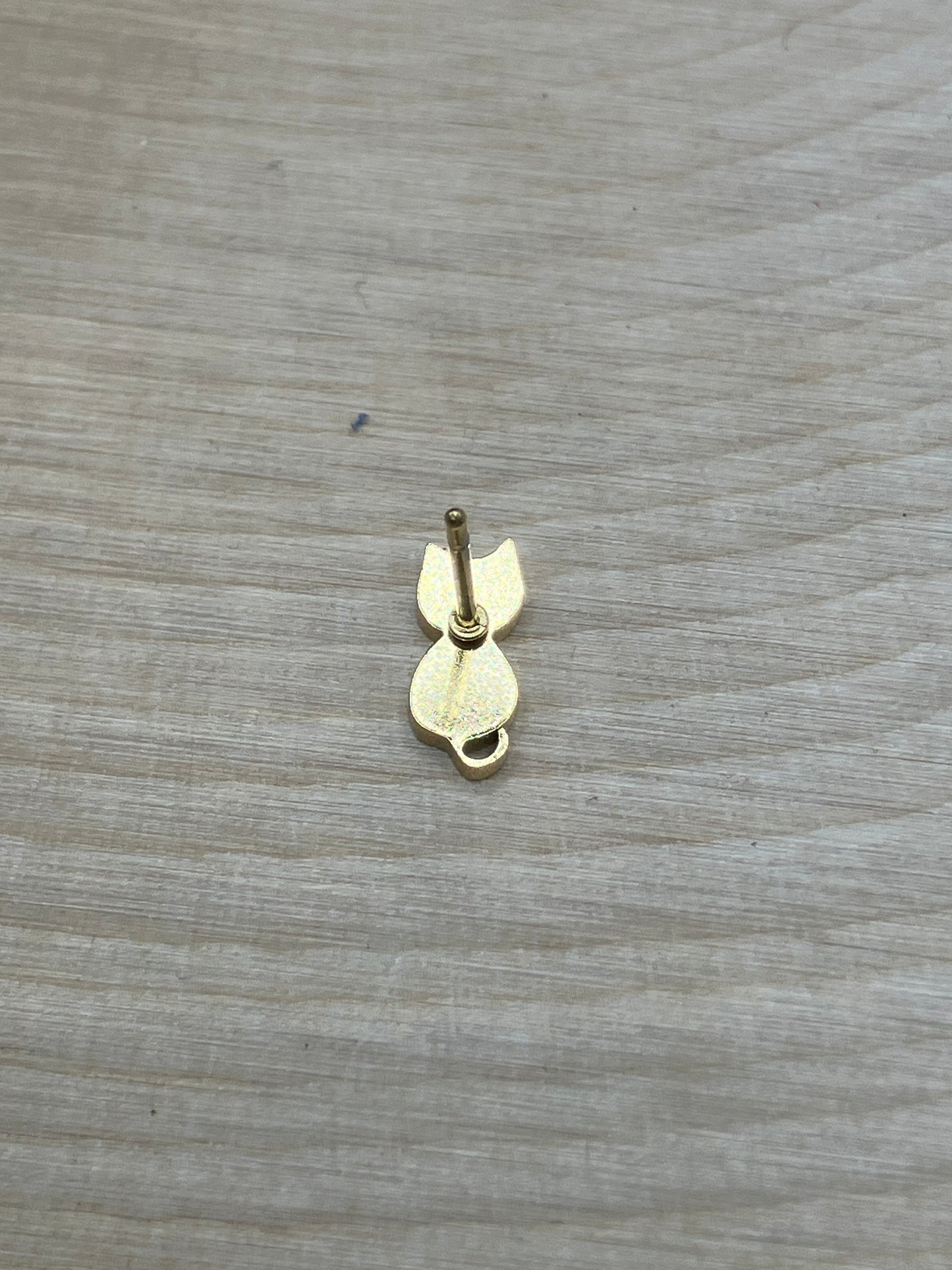 Sitting Cat Stud - Gold Tone