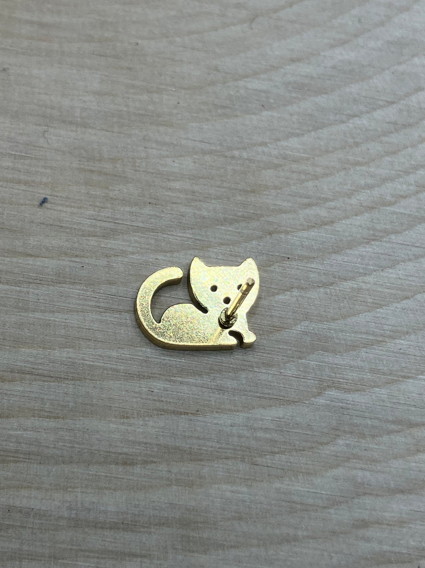 Laying Cat Stud - Gold Tone