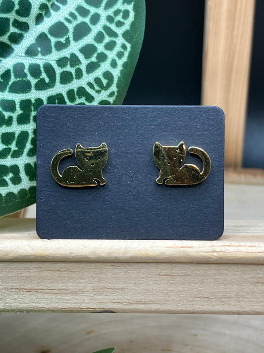 Laying Cat Stud - Gold Tone