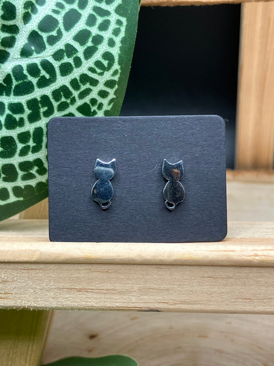Sitting Cat Stud - Silver Tone